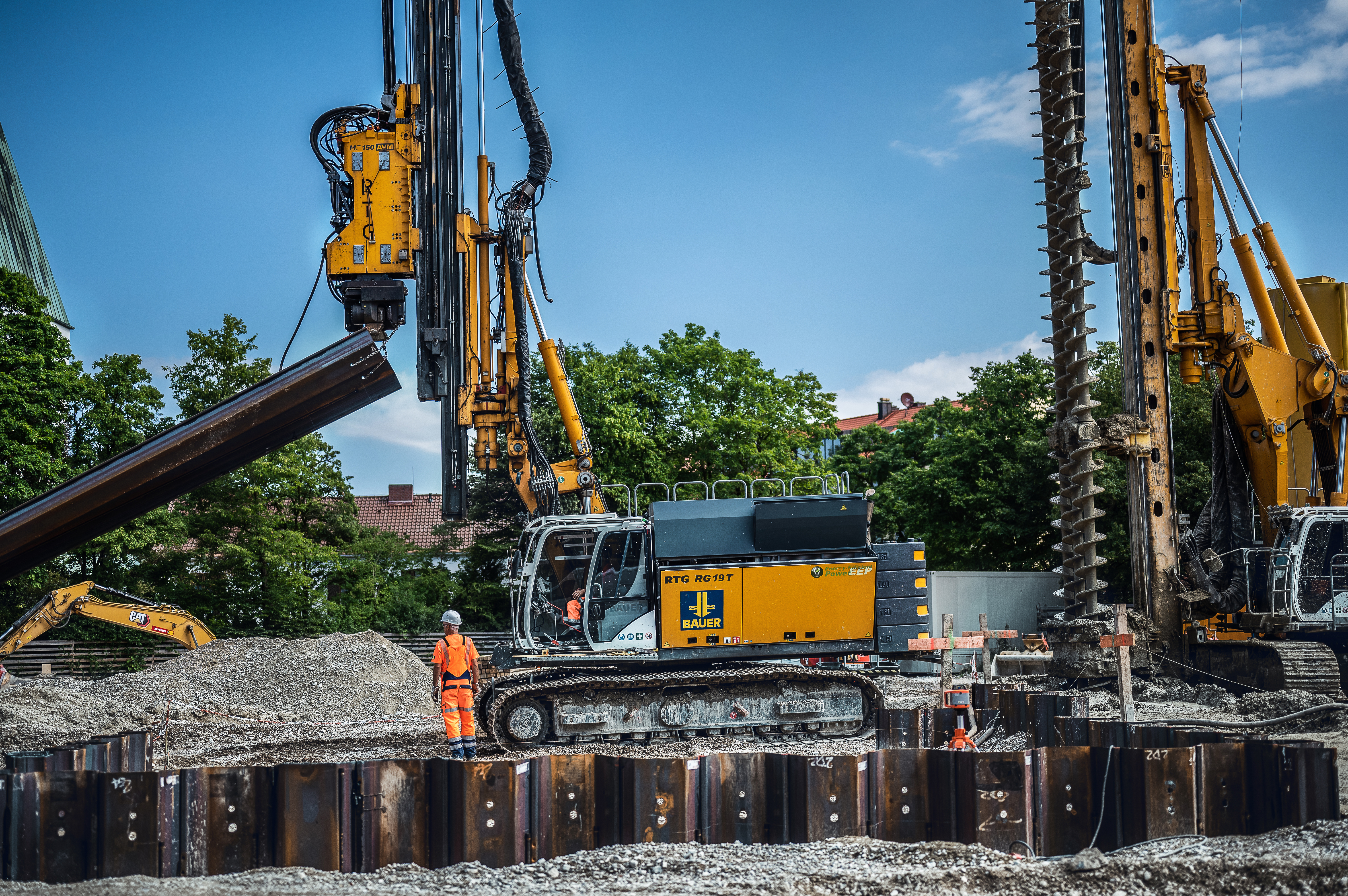 Bauer Spezialtiefbau constructing a sheet pile wall in Munich