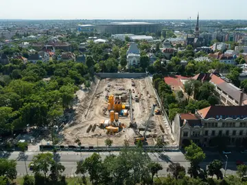 Földmunkagödör megtámasztási munkálatai a budapesti Dürer parkban, Magyarországon.