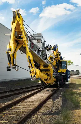 Weil zwischen Mäkler und Hauptgerät in Transportstellung nur die Hydraulikleitungen fest verbunden sind, ist ein Transport als normales Eisenbahnfahrzeug möglich.
