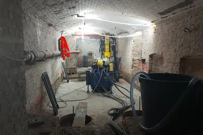 The working conditions in the basement of the Märkisches Museum were highly confined with a room height of 2.6 m.