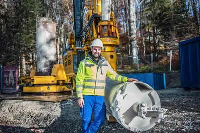 Lucas Tafelmeier, Managing Director at Tafelmeier Tiefbrunnen-Bau, relied on high-performance Bauer equipment and customized drilling tools from Bauer Parts & Service.
